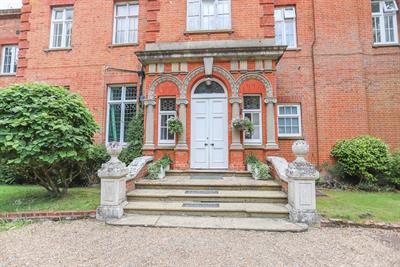 LAVERSHOTT HALL, WINDLESHAM, SURREY, GU20 6LE